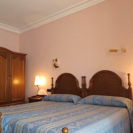 Hostal Esmeralda Комилас Екстериор снимка